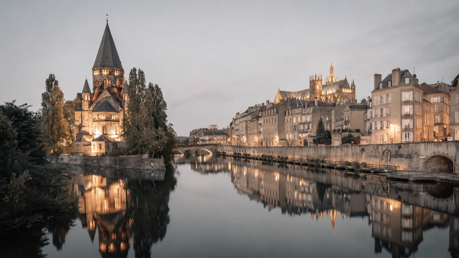 Metz — la Moselle, le Temple Neuf et la cathédrale